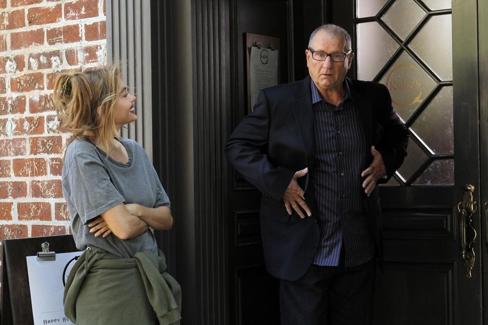 Gloria (Sofia Vergara) wants to teach Jay (Ed O'Neill) a lesson about personal appearance.