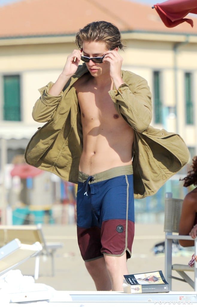 Cole Sprouse Shirtless Pictures | POPSUGAR Celebrity Australia - 658 x 1024 jpeg 94kB