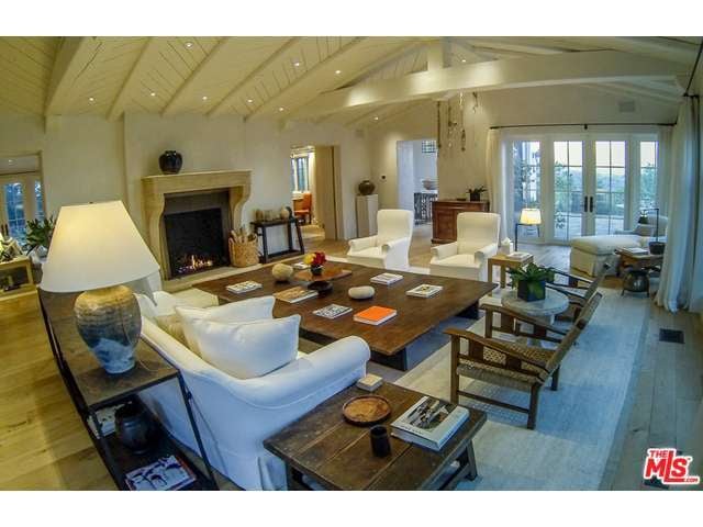 The Living Room S Vaulted Ceilings Exposed Beams And