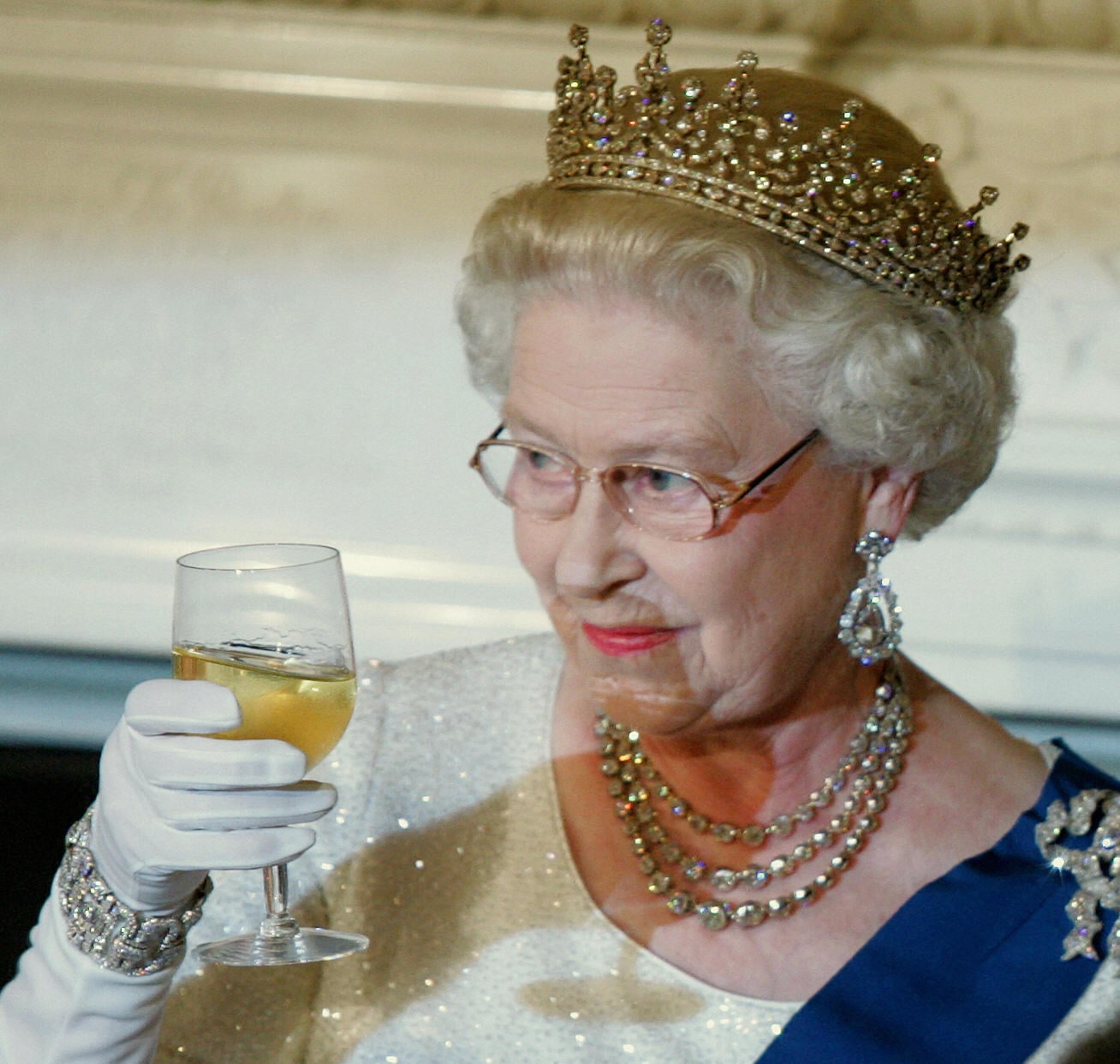 Washington, UNITED STATES: Queen Elizabeth II toasts US President George W. Bush after remarks at the start of a White House State Dinner for the British monarch and Prince Philip 07 May 2007 in Washington, DC. The queen last visited the United States in 1991 when Bush's father was president.    AFP Photo/Saul Loeb (Photo credit should read SAUL LOEB/AFP/Getty Images)