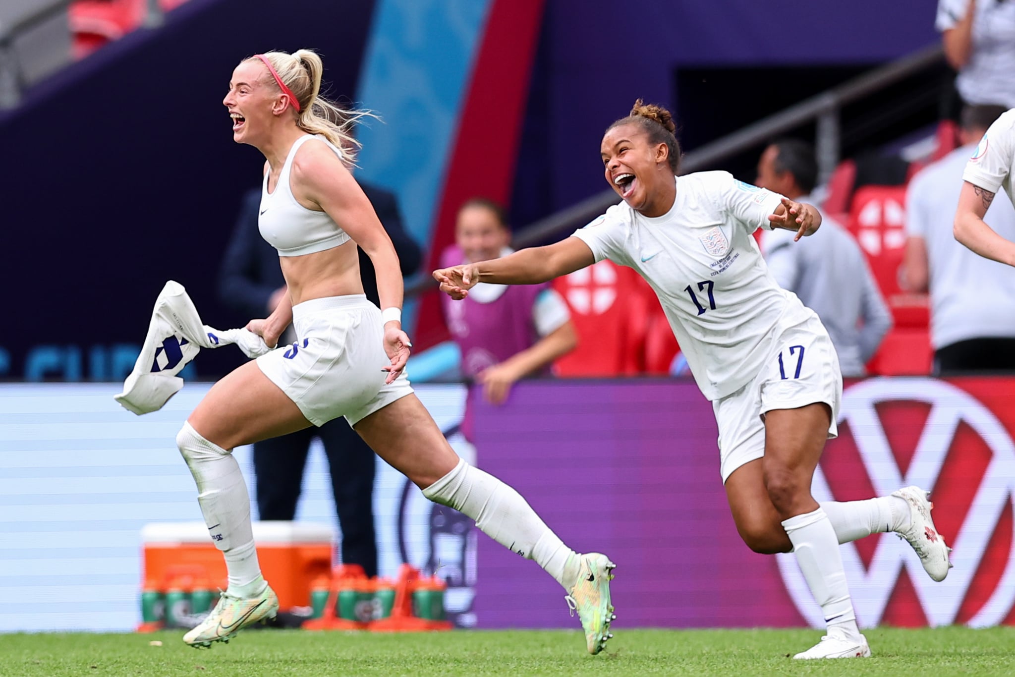 LONDON, ENGLAND - JULY 31: Chloe Kelly of England Women celebrates after scoring a goal to make it 2-1 during the UEFA Women's Euro England 2022 final match between England and Germany at Wembley Stadium on July 31, 2022 in London, United Kingdom. (Photo by Robbie Jay Barratt - AMA/Getty Images)