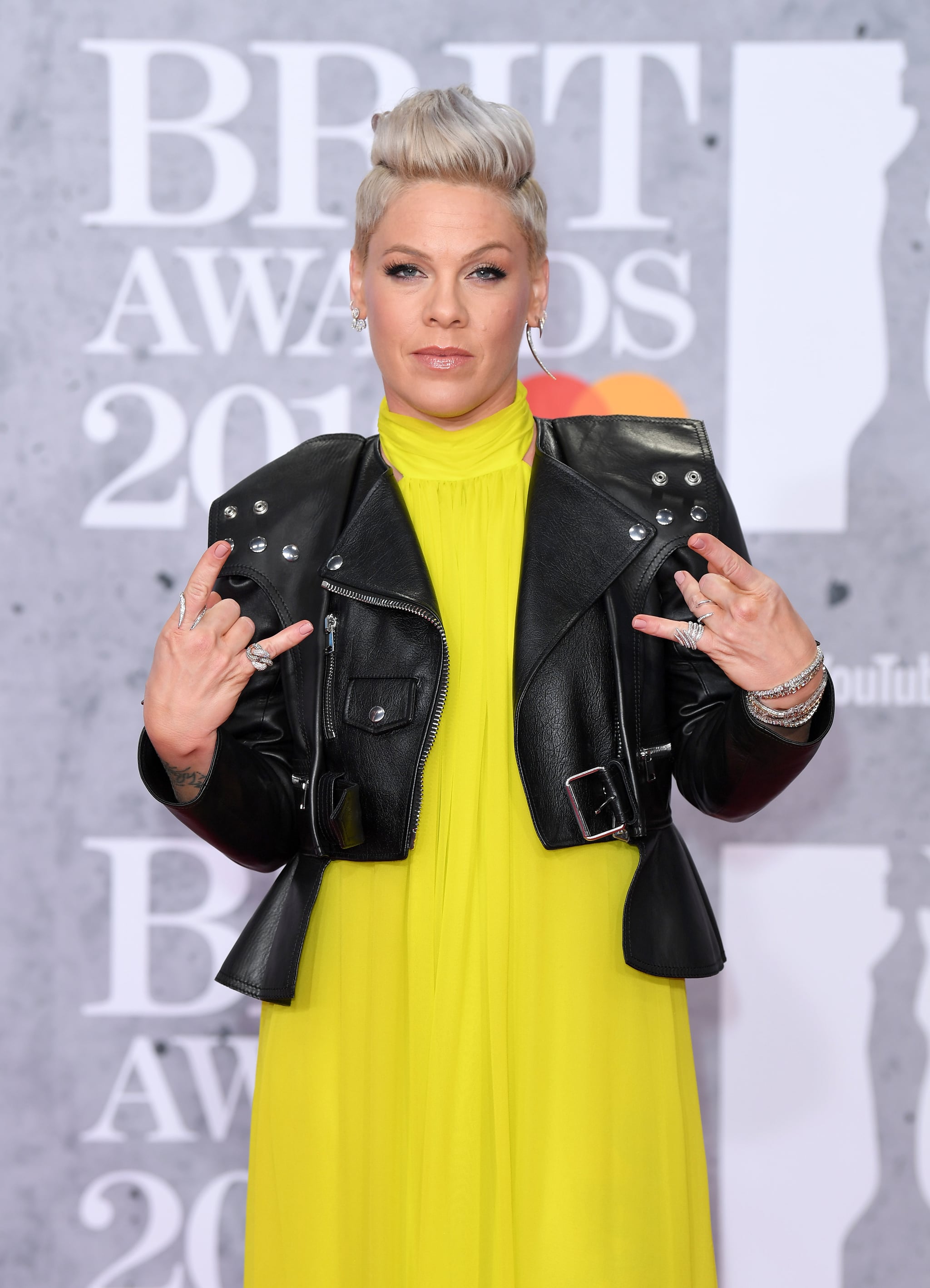Pink Just Debuted An Edgy Buzzcut See The First Photo Popsugar Beauty