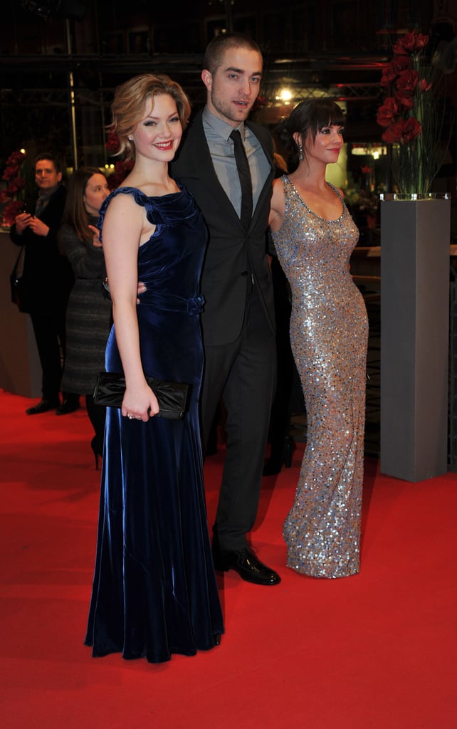 The three stars walked together down the red carpet.
The three stars walked together down the red carpet.