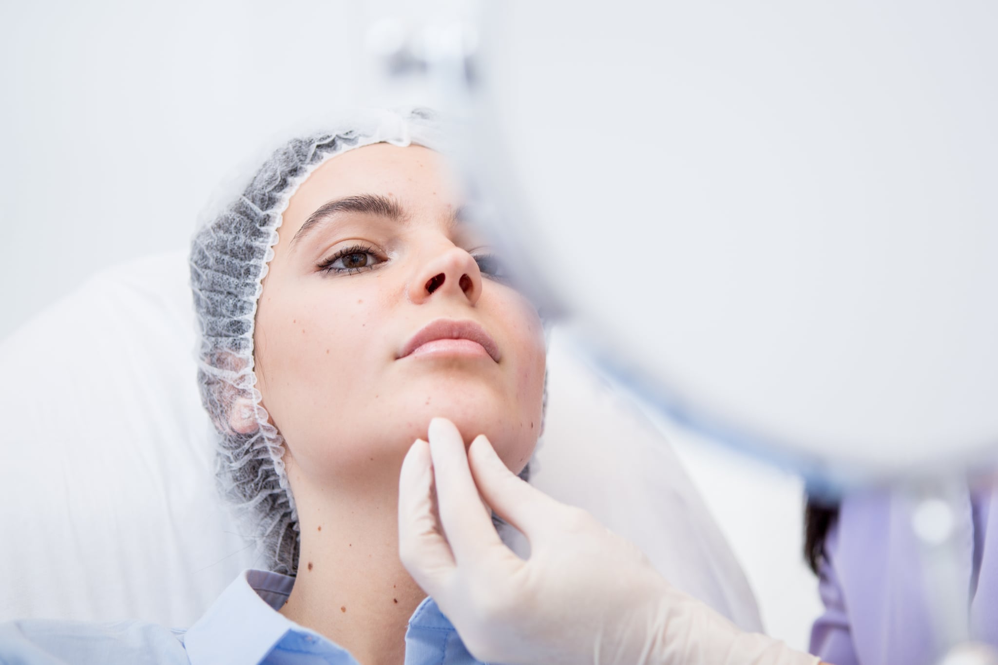 Mujer después de un tratamiento en esteticista..