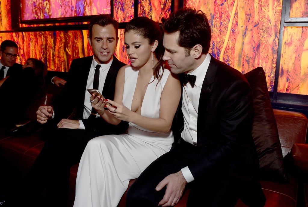 Selena Gomez showed Justin Theroux and Paul Rudd something interesting on her phone during the InStyle event.