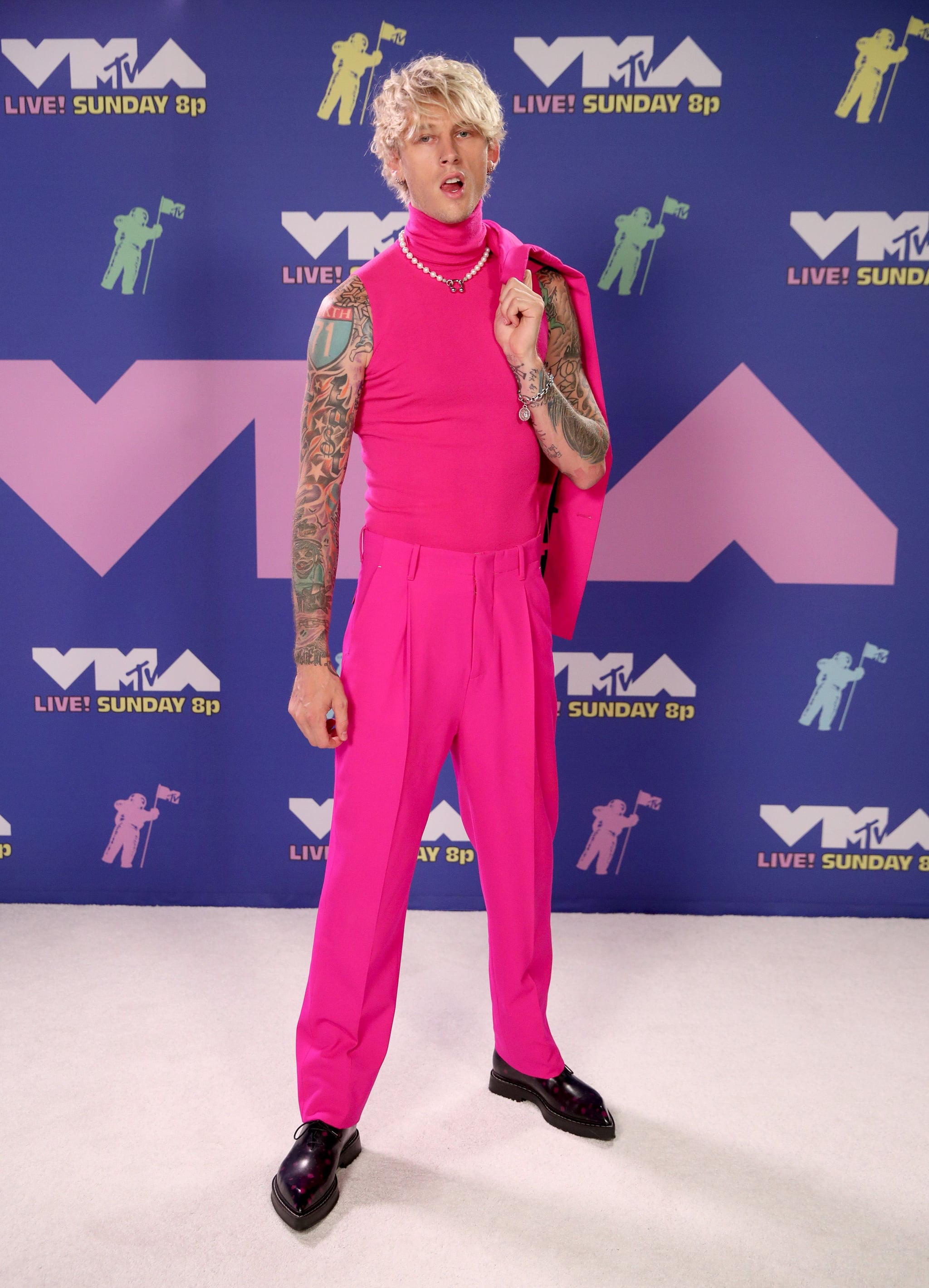 Machine Gun Kelly Rocked A Pink Suit At The Vmas Popsugar Fashion