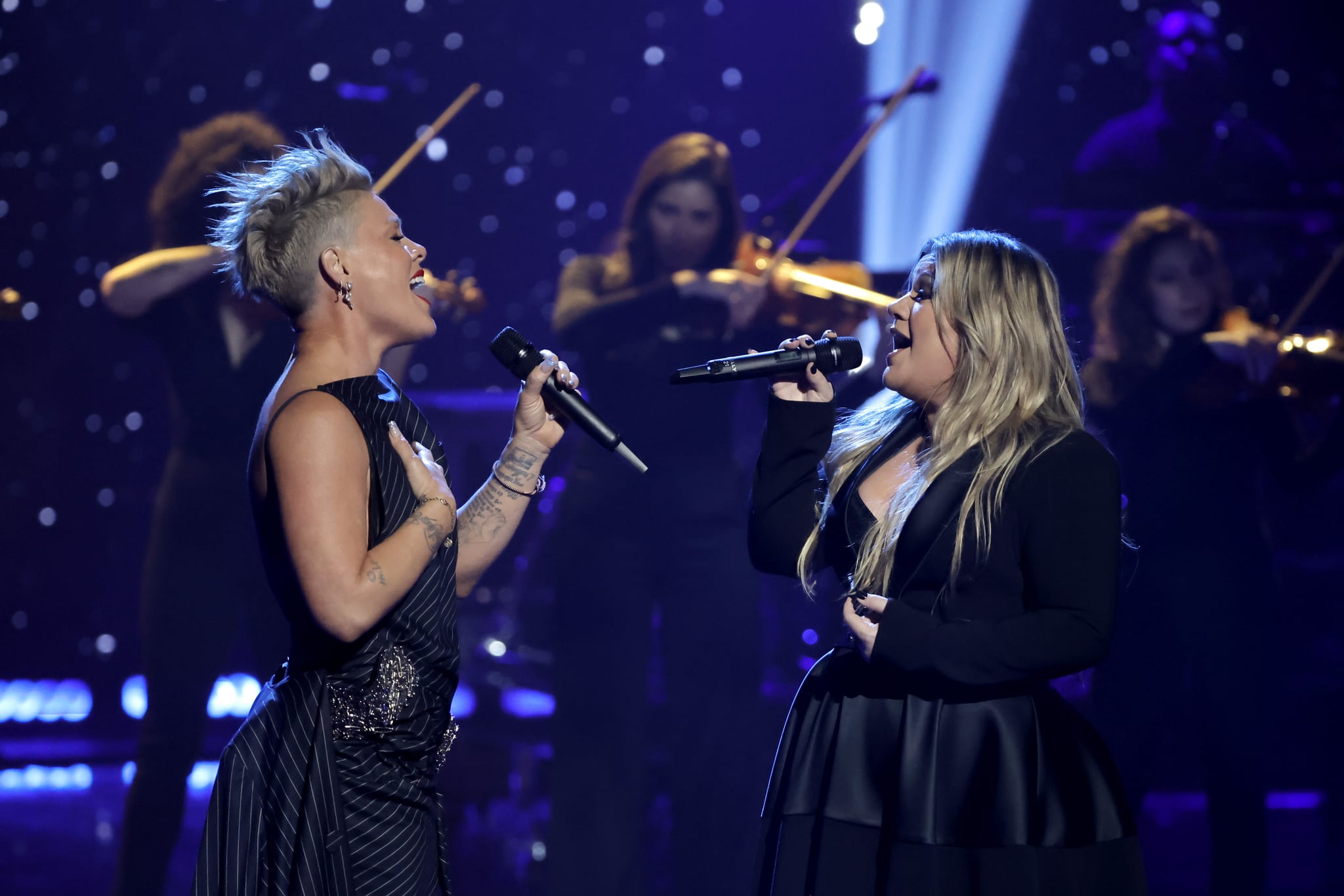LOS ANGELES, CALIFORNIA - MARCH 27: (FOR EDITORIAL USE ONLY) (L-R) P!NK and Kelly Clarkson perform onstage during the 2023 iHeartRadio Music Awards at Dolby Theatre in Los Angeles, California on March 27, 2023. Broadcasted live on FOX. (Photo by Kevin Winter/Getty Images for iHeartRadio)