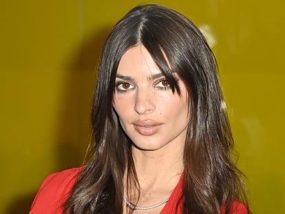 Emily Ratajkowski Wears Polarizing Over-the-Knee Socks | POPSUGAR Fashion
