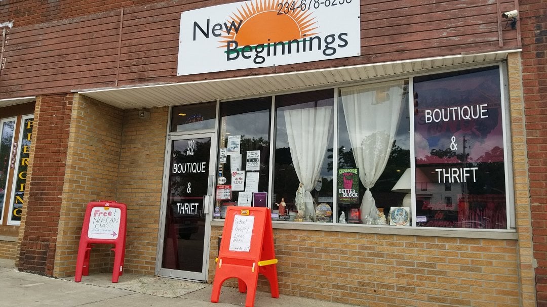 Signs advertise free Narcan class outside New Beginnings, the thrift store and boutique Tugg runs in Akron, Ohio in support of Akron Say No To Dope. (Photo by Stephanie Haney)