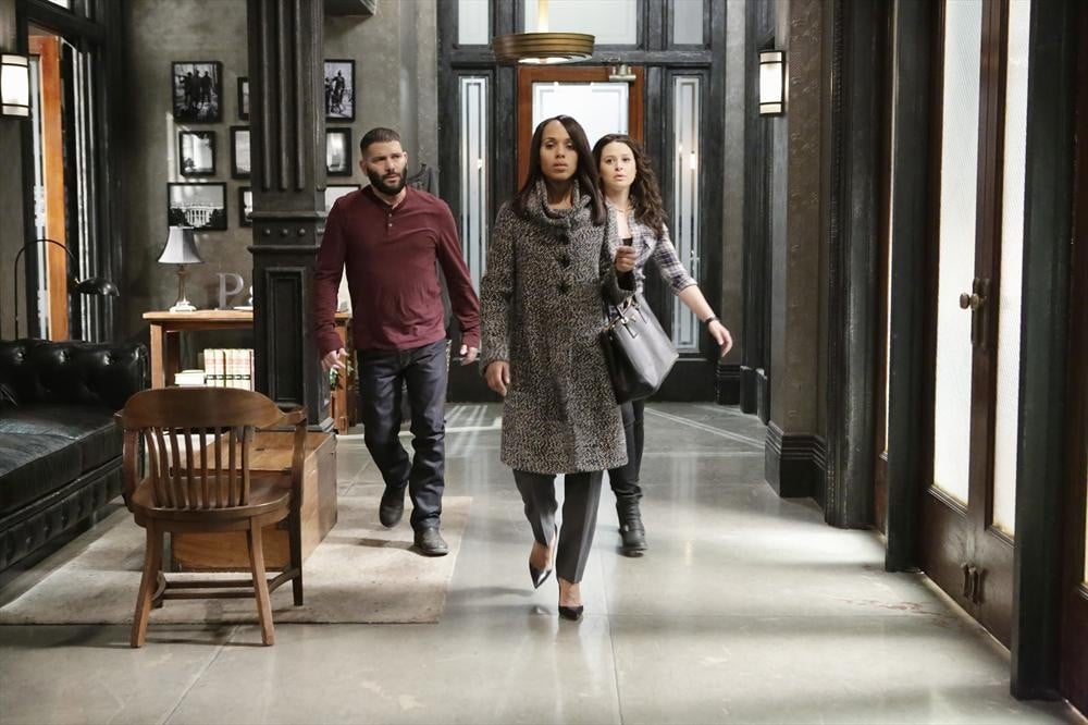 Yet another fabulous coat from Olivia Pope. Soon she'll be giving Mindy Lahiri a run for her money.