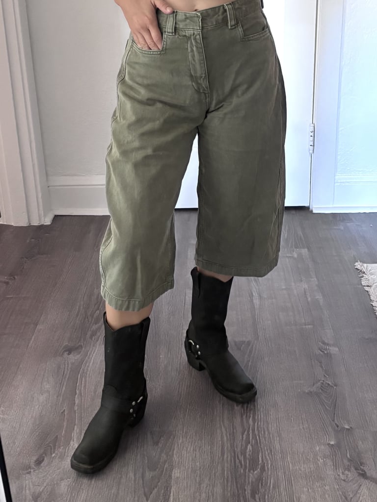 Gap Mid Rise Belted Culotte Barrel Pants ($80) 
If anything screams seasonal transition, it's ¾-length pants. I absolutely love the slight barrel in these culottes, and the green color pairs nicely with a white tee. I've worn them with boots for a slightly more autumnal feel, as well as flip-flops for a summer-ready 'fit.