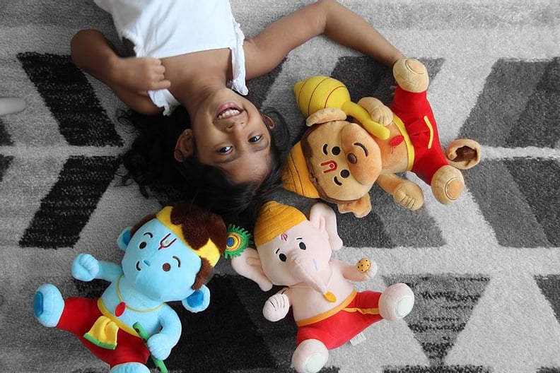 一个填充玩具三岁:Mantra-Singing迷你Devtas包