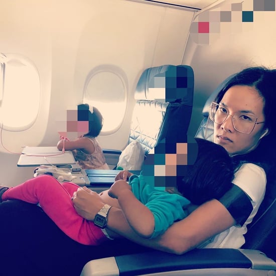 阿里Wong Instagram的旅行和她的两个孩子在飞机上