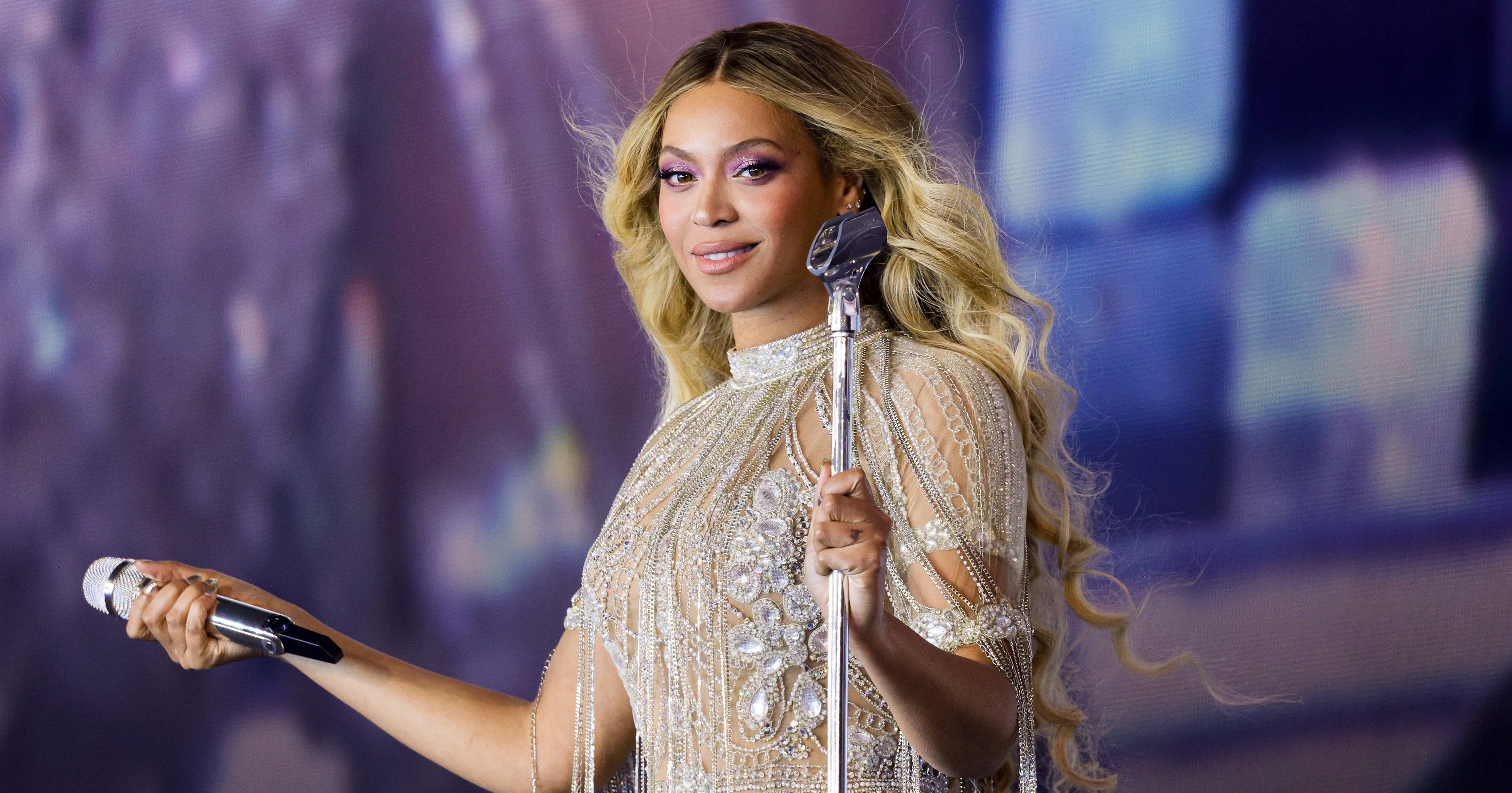 Beyoncé Shines in Supersize Hat & Ivy Park Jersey on Renaissance Tour