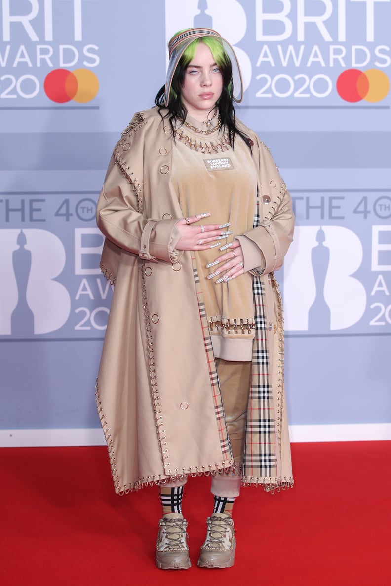 比利Eilish穿定制的巴宝莉在2020年全英音乐奖