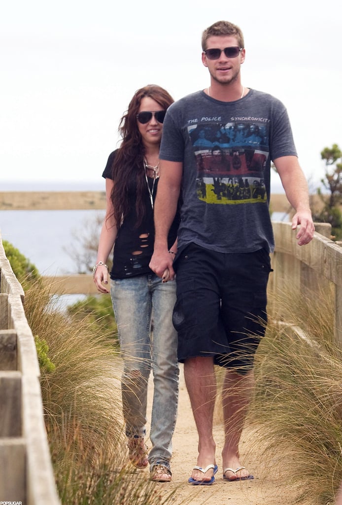 麦莉·赛勒斯和利亚姆·海默是手牵手在沙滩上在2010年1月在澳大利亚。