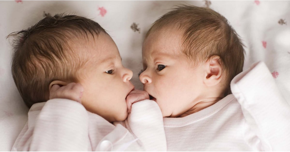 Мама с близняшками. Разнополая двойня. Двойное счастье дети. Мама для двойняшек читать полностью. Книги про близнецов и двойняшек.