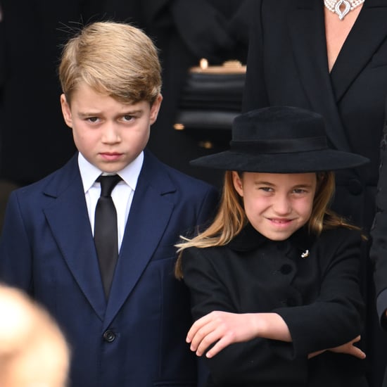 夏洛特教乔治在女王的葬礼上鞠躬