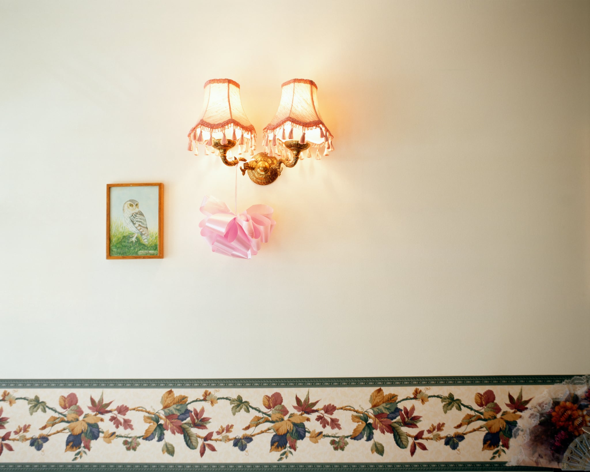 Living room with photo hanging on the wall with a lamp and bow tie