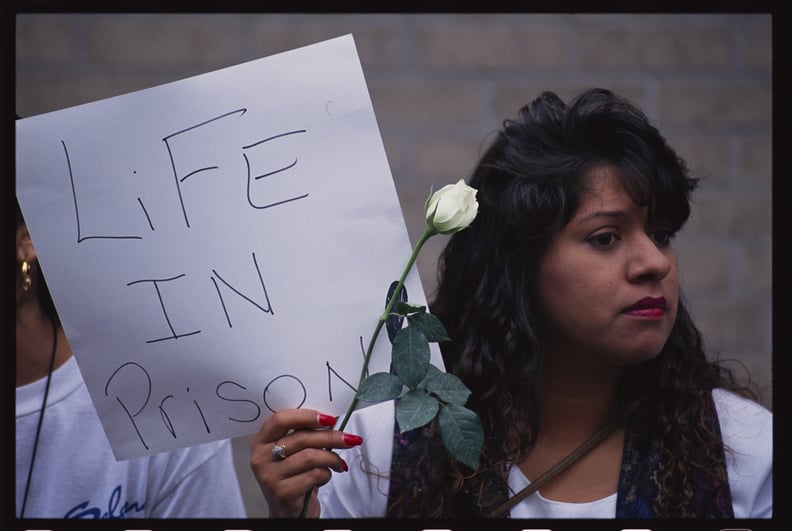 赛琳娜球迷高举标语在法院在休斯顿,德克萨斯州,被杀的歌手的谋杀被听到。(图片由©格雷格•史密斯/ CORBIS / CORBIS通过盖蒂图片社)