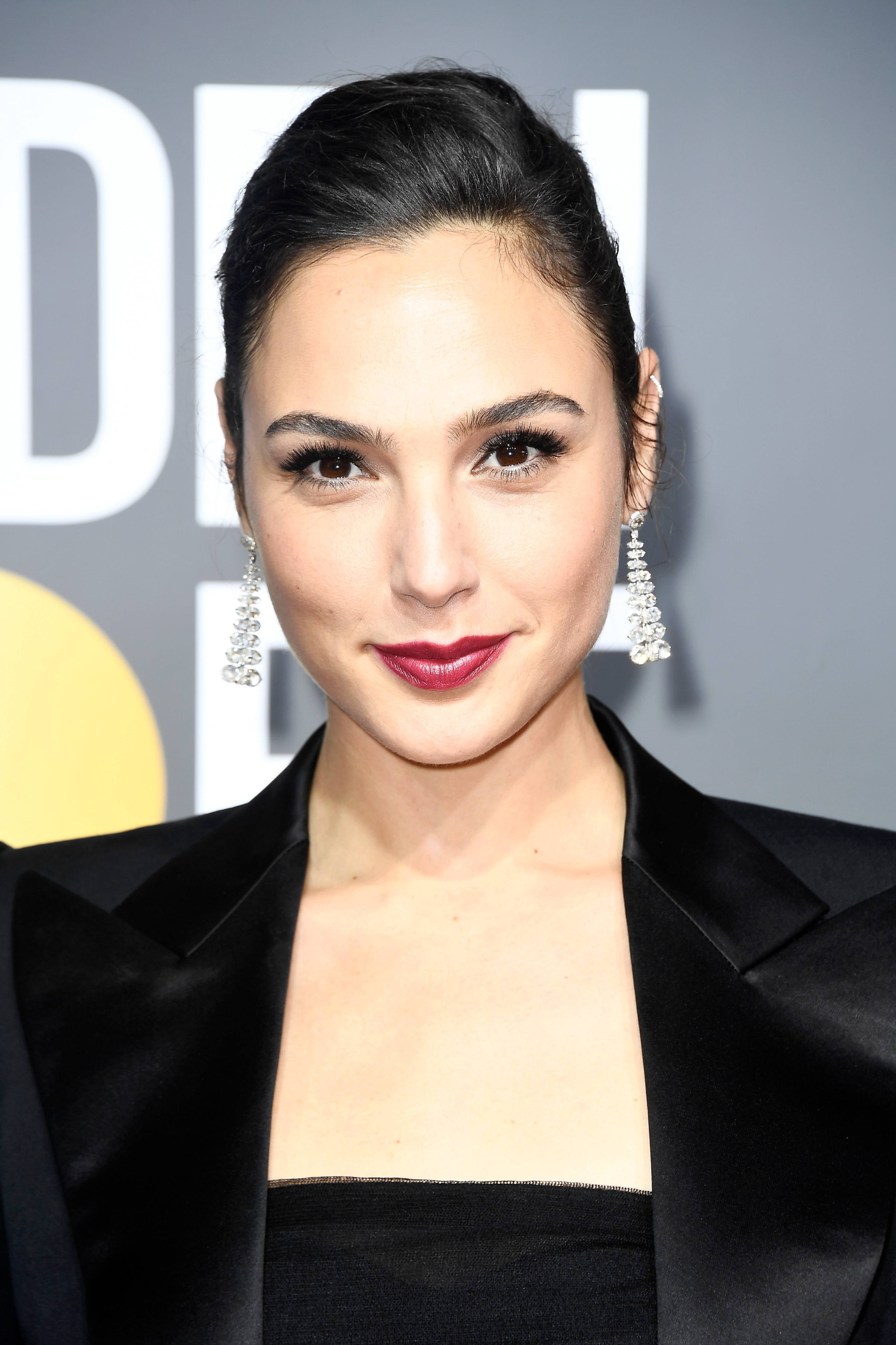 Gal Gadot at Golden Globes 2018 PS Beauty