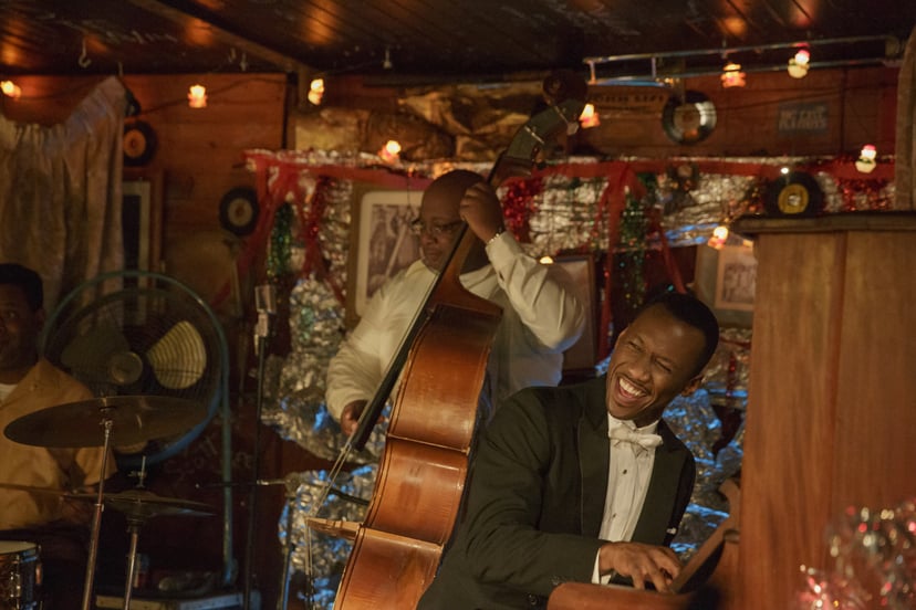 Dr. Donald Shirley (Mahershala Ali, right) gives an impromptu performance in 