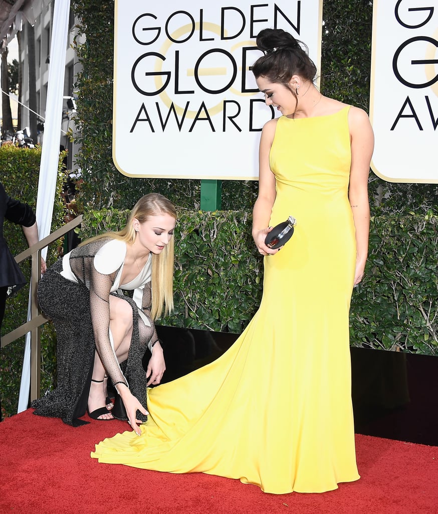 Sophie Turner Helping Maisie Williams at 2017 Golden Globes POPSUGAR
