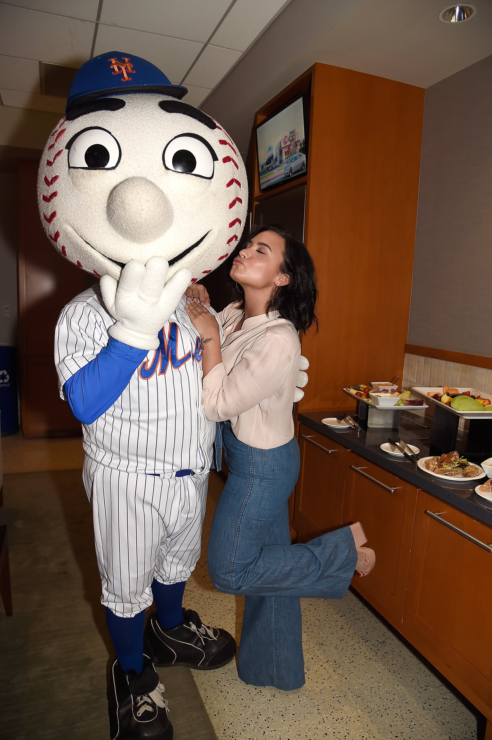 Demi Lovato and Nick Jonas at New York Mets Game July 2016 | POPSUGAR