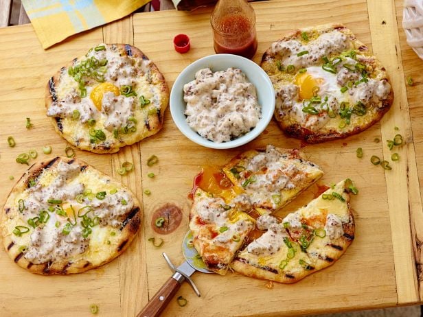 Grilled Breakfast Pizza With Sausage Gravy