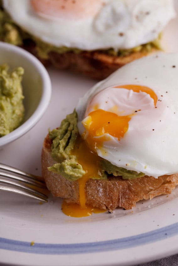 Smashed Avocado Toast With Poached Eggs and Lemon Juice