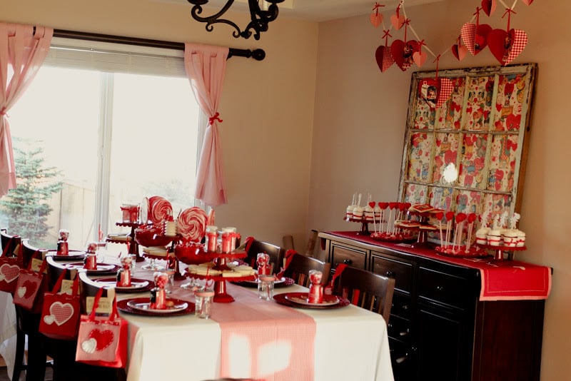 Pink, red, and white accents filled every corner of the house — window curtains included. 
Source: Jenny Cookies