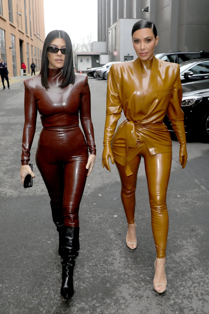 考特妮和金·卡戴珊戴乳胶巴尔曼服装在巴黎时装周