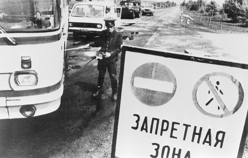 un policier contrôle, le 10 mai 1986, le niveau de radioactivité de véhicules quittant la zone interdite de 30 km autour de la centrale nucléaire de Tchernobyl, quelques jours après l'explosion du réacteur No 4 de l'installation, le 26 avril 1986, le plus