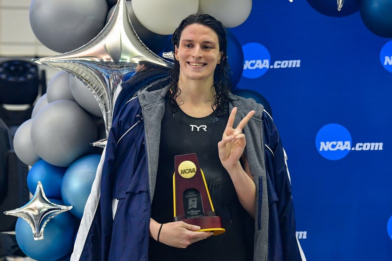 宾夕法尼亚大学游泳Lia托马斯接受赢得奖杯的500米自由泳决赛在NCAA游泳和跳水锦标赛3月17日,2022年。