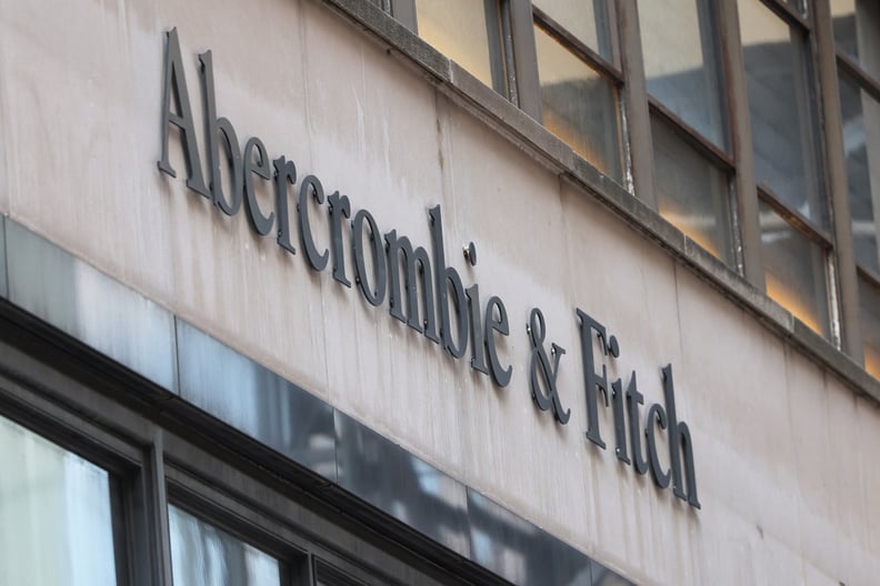 纽约,纽约- 8月25日:Abercrombie & Fitch标志是出现在8月25日,在纽约第五大道开一间商店,2022年在纽约市。Abercrombie零售店,还拥有霍利斯特链,宣布,预计全年的净销售额