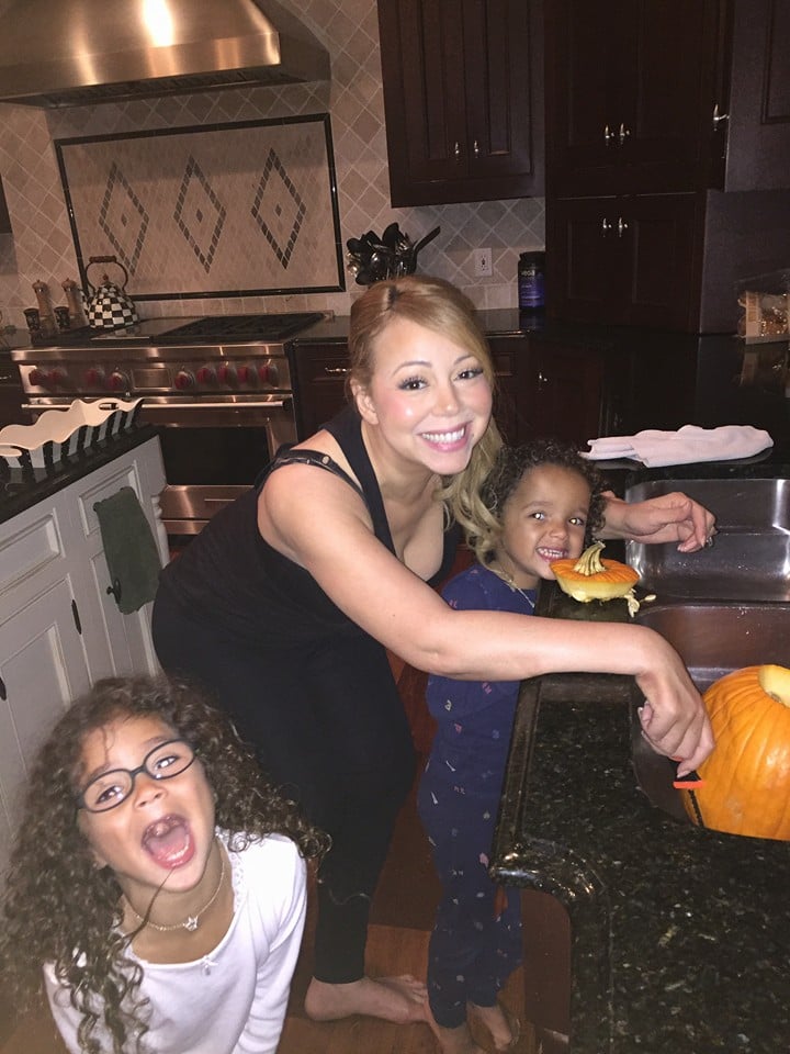 Mariah Carey Carves Pumpkins With Her Kids 2015