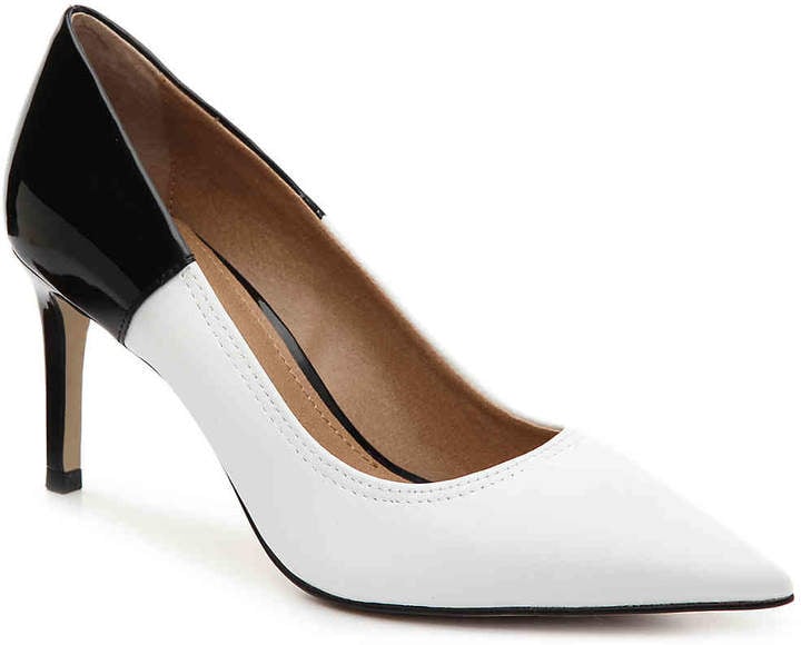 Tahari peyton pump Outlet
