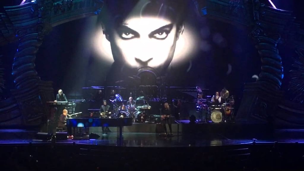 Elton John Paid Tribute in Las Vegas