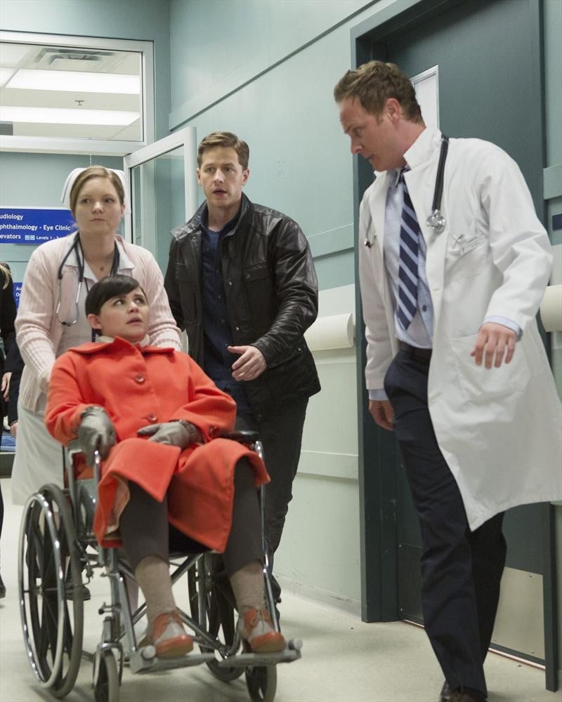 Snow (Ginnifer Goodwin) and Charming (Josh Dallas) make their way to the hospital.