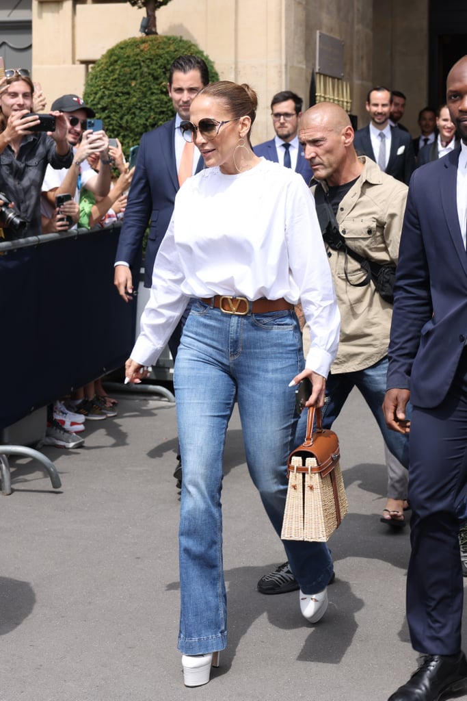 詹妮弗·洛佩兹在巴黎的喇叭牛仔裤和古奇平台