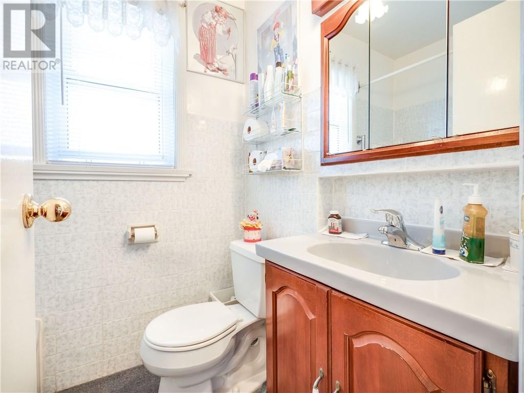 Ontario House For Sale With Clowns