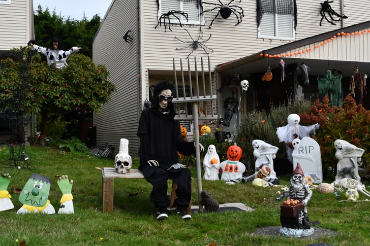 This Guy S Schitt S Creek Halloween Decorations Are Amazing Popsugar Home