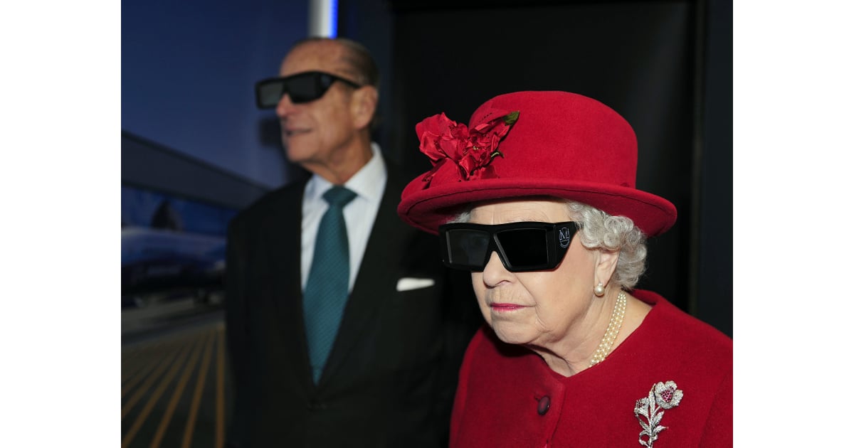 Queen Elizabeth Ii Wears 3d Glasses At The University Of Sheffield