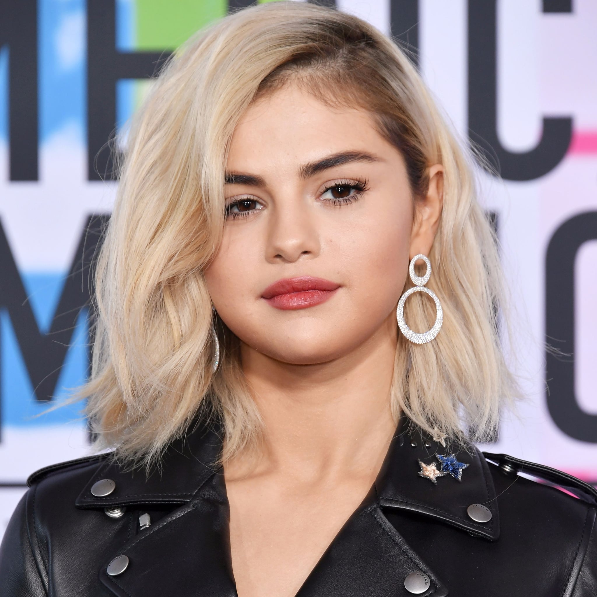 Selena Gomez With Blonde Hair At American Music Awards 2017