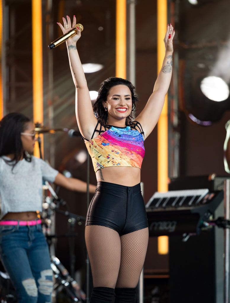 Demi Lovato's Abs Pictures