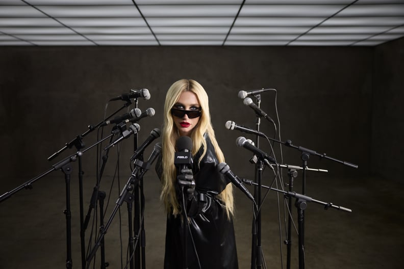 Kesha falou no microfone por sua parceria em um microfone de couro.