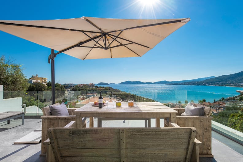 Villa Evian Luxury Living With a Pool by the Sea, Néa Péramos, Greece