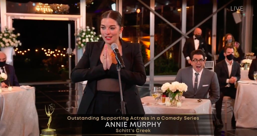 安妮·墨菲穿着亚历克西斯玫瑰2020年艾美奖的项链