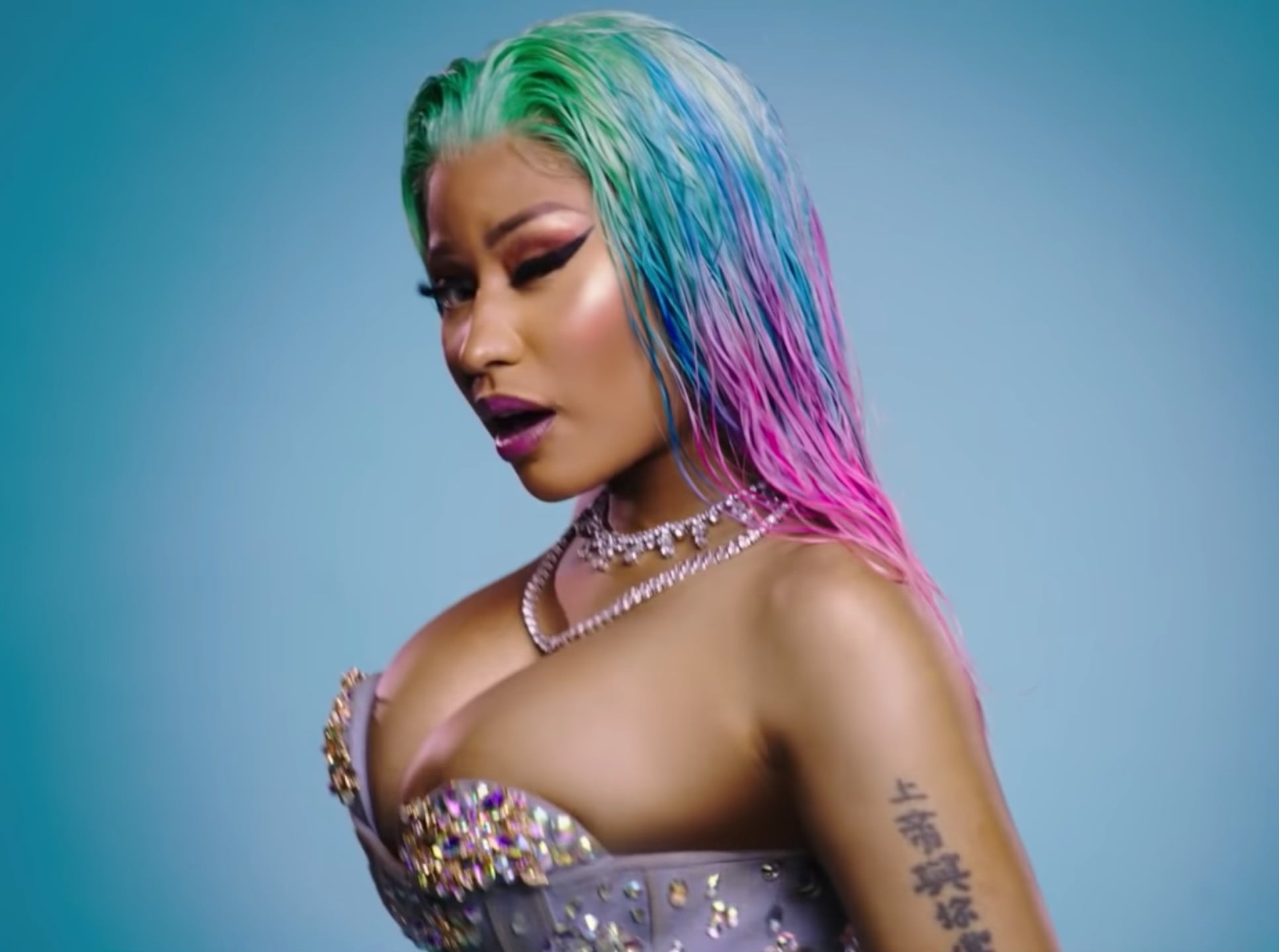Nicki Minaj: Purple and Pink Outfit