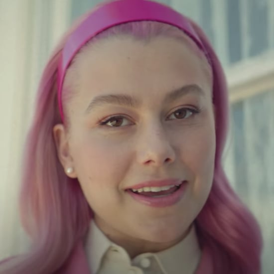 菲比·布里杰斯在“丝绸雪纺”视频中的粉红色头发